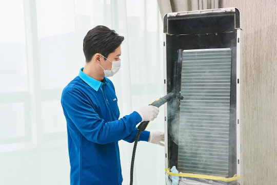 웰스 홈마스터가 에어컨 관리 서비스를 진행하고 있다. <웰스 제공>